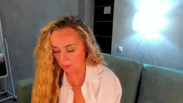 Snapshot of Sky_Kuper chatting on December 4, 2025, 11:04 pm Sky Kuper online show from December 4, 2025, 11:04 pm