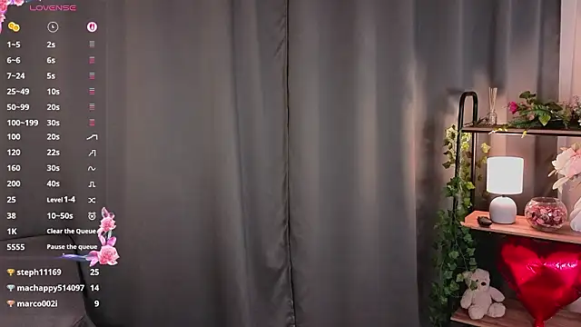 AnnieKim  online show from March 12, 2026, 4:44 pm