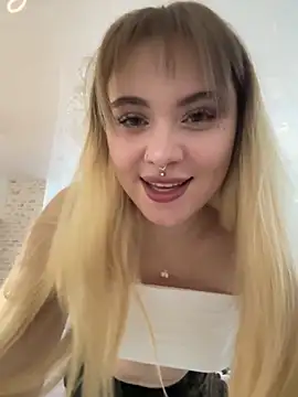 Snapshot of LunaMillie chatting on December 5, 2025, 9:52 am LunaMillie online show from December 5, 2025, 9:52 am