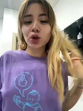 Snapshot of LunaMillie chatting on October 25, 2025, 7:36 pm LunaMillie online show from October 25, 2025, 7:36 pm