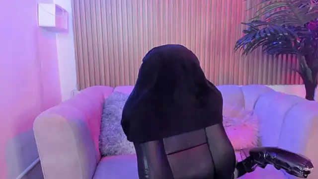 Jenny Wolridge  online show from November 2, 2025, 8:25 pm