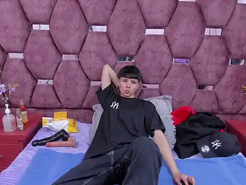 Snapshot of Bruno_Cruzz chatting on December 5, 2025, 2:43 am Bruno Cruzz online show from December 5, 2025, 2:43 am