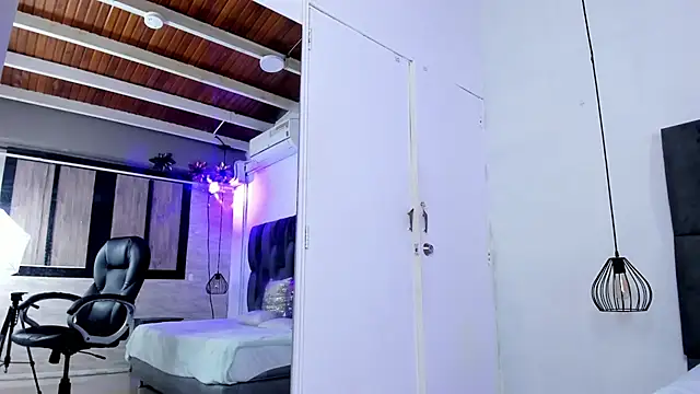 AfroditaLeclair online show from November 9, 2025, 1:37 pm