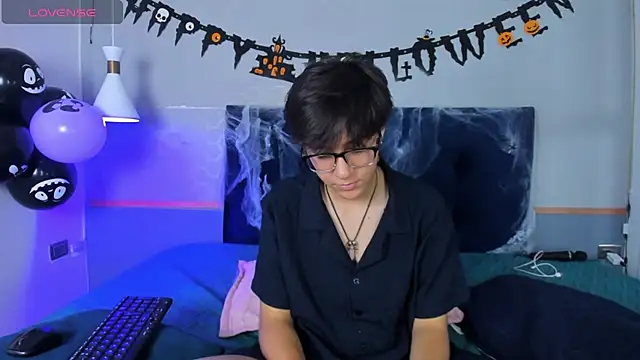 Snapshot of Tsuki_Maru chatting on October 11, 2025, 8:10 pm Tsuki Maru online show from October 11, 2025, 8:10 pm