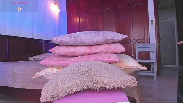 Shantal 777 online show from March 3, 2026, 2:13 pm