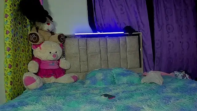 Snapshot of skinnyanddaphne chatting on April 8, 2026, 12:01 am skinnyanddaphne online show from April 8, 2026, 12:01 am