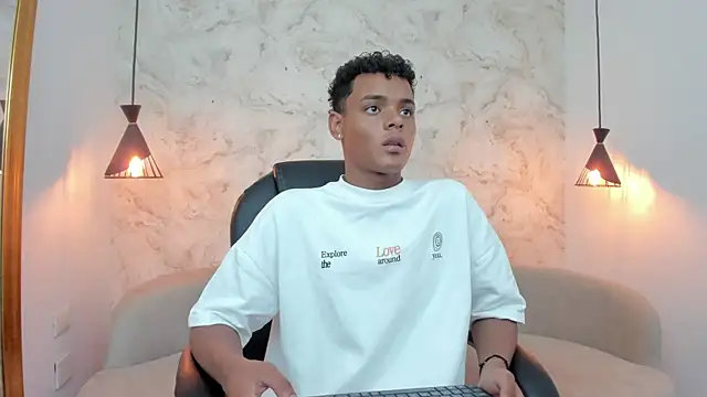 Valentino Thompson online show from November 14, 2025, 8:23 pm