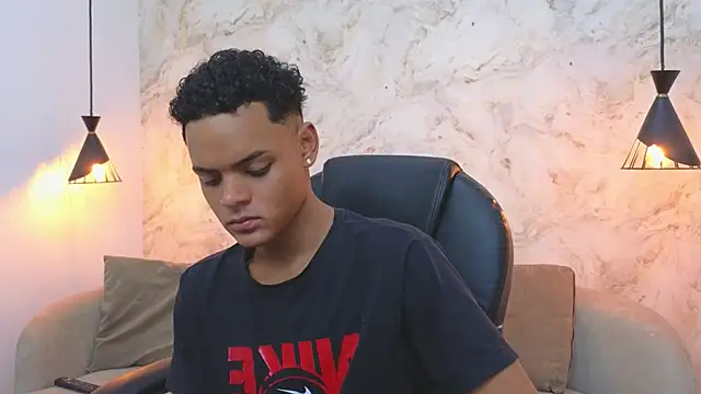 Valentino Thompson online show from October 31, 2025, 8:05 pm