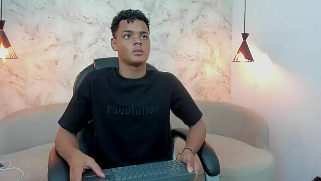 Valentino Thompson online show from November 13, 2025, 8:13 pm