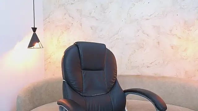 Valentino Thompson online show from November 4, 2025, 7:50 pm