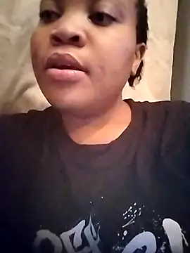 Snapshot of BeverlyQueen14 chatting on November 3, 2025, 7:57 am BeverlyQueen14 online show from November 3, 2025, 7:57 am