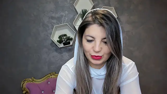 LovellyKarla online show from September 18, 2025, 7:17 pm