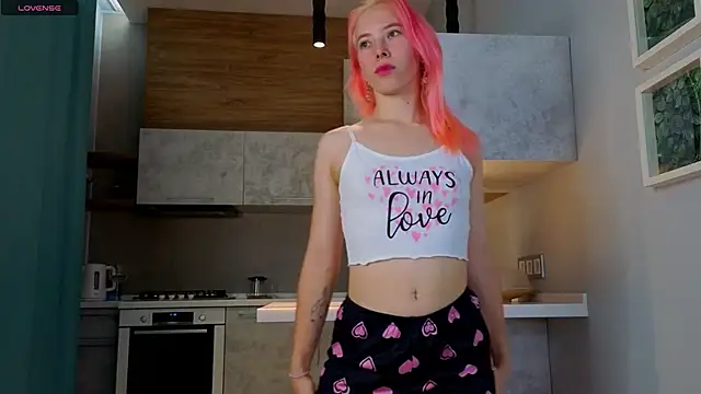 Snapshot of JuliannaWenger chatting on October 21, 2025, 4:28 pm JuliannaWenger online show from October 21, 2025, 4:28 pm