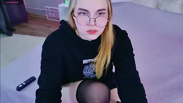 Evie Vall online show from November 3, 2025, 3:15 pm