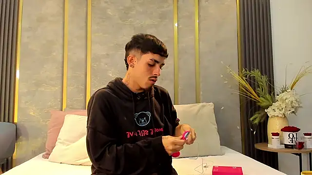 Snapshot of NikoStone_ chatting on November 7, 2025, 4:28 am NikoStone online show from November 7, 2025, 4:28 am