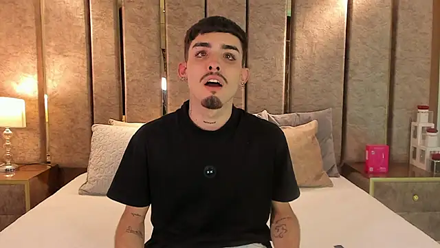 Snapshot of NikoStone_ chatting on October 19, 2025, 5:21 am NikoStone online show from October 19, 2025, 5:21 am