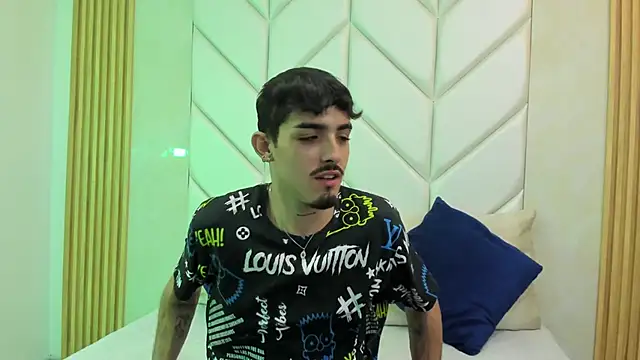 Snapshot of NikoStone_ chatting on October 8, 2025, 2:40 pm NikoStone online show from October 8, 2025, 2:40 pm