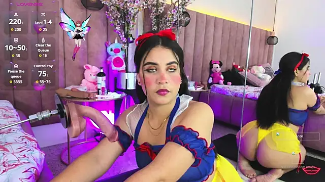 Snapshot of LizzyOlsen chatting on October 16, 2025, 7:22 pm LizzyOlsen online show from October 16, 2025, 7:22 pm