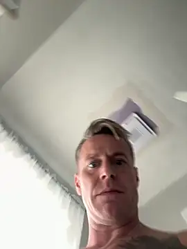 Snapshot of DILFiGuess11 chatting on September 17, 2025, 4:42 pm DILFiGuess11 online show from September 17, 2025, 4:42 pm