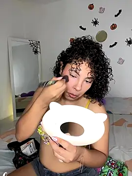 Snapshot of ViolettaMiller_ chatting on October 17, 2025, 1:13 pm ViolettaMiller online show from October 17, 2025, 1:13 pm