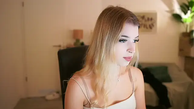 peachyliana online show from September 13, 2025, 8:14 am