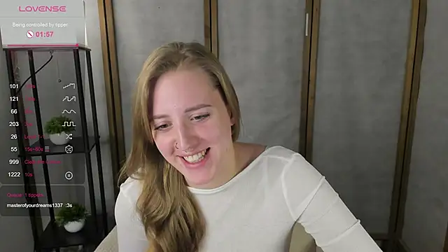 Snapshot of Alice_Cire chatting on November 21, 2025, 1:43 pm Alice Cire online show from November 21, 2025, 1:43 pm