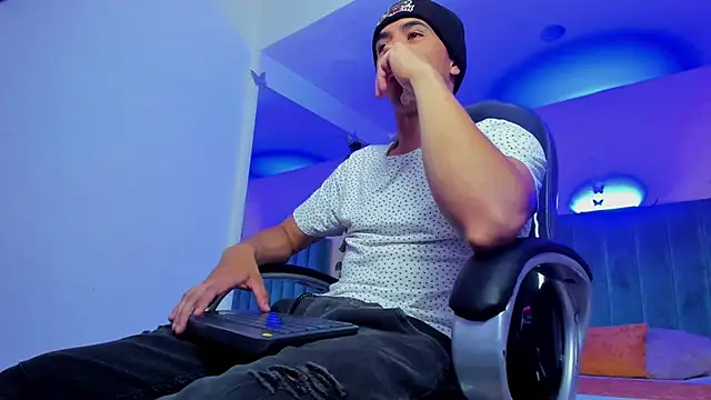 Muscle Scott online show from November 10, 2025, 12:32 pm