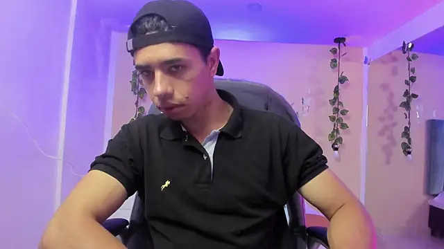 Muscle Scott online show from December 4, 2025, 12:48 pm