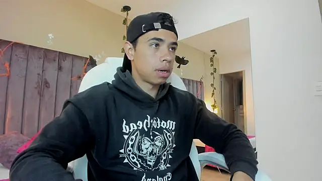 Muscle Scott online show from October 7, 2025, 12:17 pm