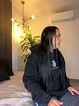 TiffanyyLam online show from January 8, 2026, 12:00 pm