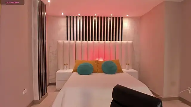 LucyWeiss  online show from November 14, 2025, 8:12 pm