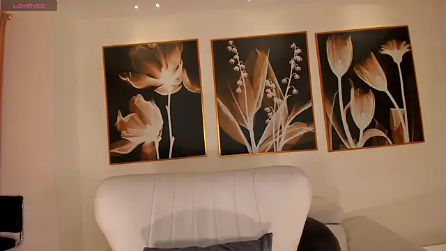 LucyWeiss  online show from October 28, 2025, 7:57 pm