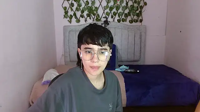 Snapshot of Britney_thx chatting on December 16, 2025, 1:10 am Britney thx online show from December 16, 2025, 1:10 am