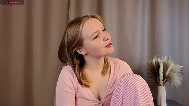 Snapshot of VinnieSerrano chatting on October 18, 2025, 2:08 pm VinnieSerrano online show from October 18, 2025, 2:08 pm