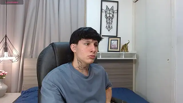 Snapshot of Iantwink18 chatting on October 9, 2025, 10:32 pm Iantwink18 online show from October 9, 2025, 10:32 pm