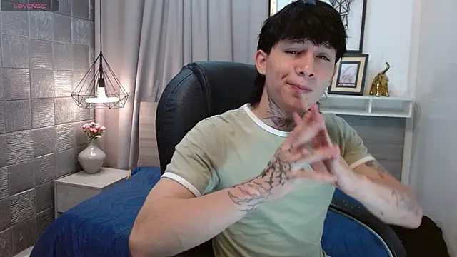 Snapshot of Iantwink18 chatting on October 25, 2025, 8:09 pm Iantwink18 online show from October 25, 2025, 8:09 pm