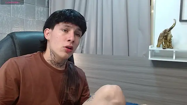 Snapshot of Iantwink18 chatting on October 12, 2025, 8:54 pm Iantwink18 online show from October 12, 2025, 8:54 pm