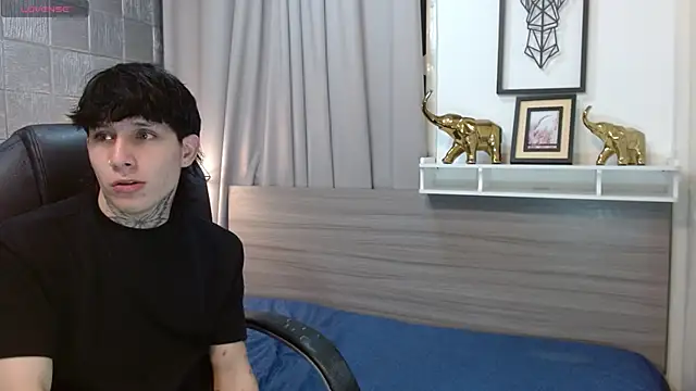 Snapshot of Iantwink18 chatting on October 30, 2025, 10:06 pm Iantwink18 online show from October 30, 2025, 10:06 pm