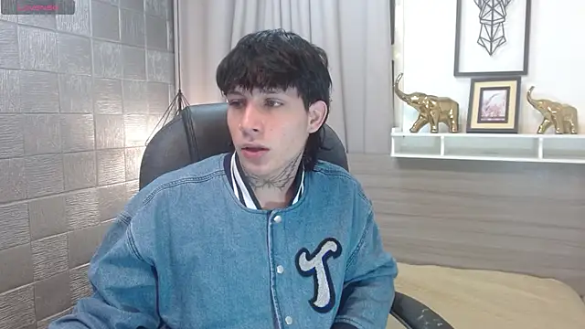 Snapshot of Iantwink18 chatting on November 10, 2025, 11:10 pm Iantwink18 online show from November 10, 2025, 11:10 pm