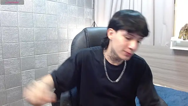 Snapshot of Iantwink18 chatting on October 15, 2025, 7:33 pm Iantwink18 online show from October 15, 2025, 7:33 pm