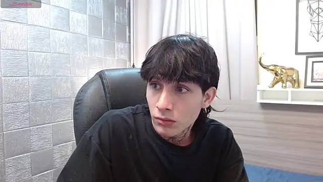 Snapshot of Iantwink18 chatting on November 7, 2025, 8:13 pm Iantwink18 online show from November 7, 2025, 8:13 pm