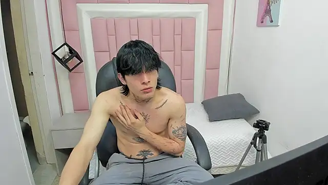 Snapshot of Iantwink18 chatting on October 9, 2025, 8:37 am Iantwink18 online show from October 9, 2025, 8:37 am