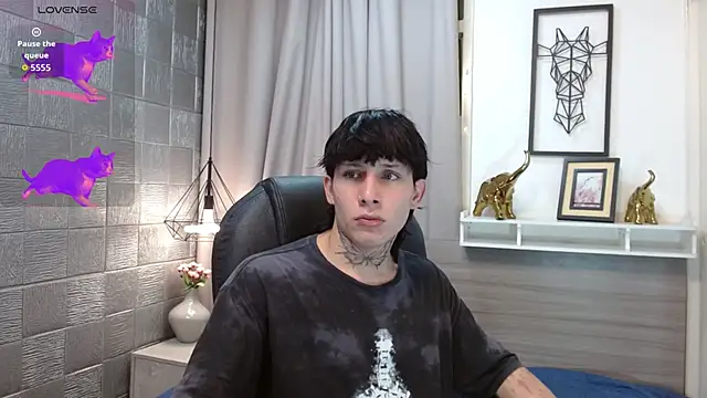 Snapshot of Iantwink18 chatting on October 26, 2025, 3:34 pm Iantwink18 online show from October 26, 2025, 3:34 pm