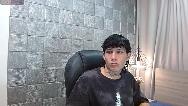 Snapshot of Iantwink18 chatting on November 4, 2025, 1:48 pm Iantwink18 online show from November 4, 2025, 1:48 pm