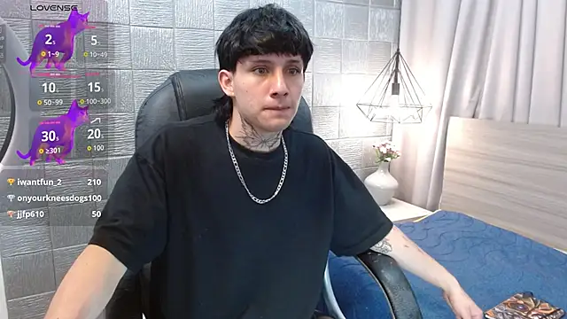 Snapshot of Iantwink18 chatting on October 16, 2025, 10:12 am Iantwink18 online show from October 16, 2025, 10:12 am