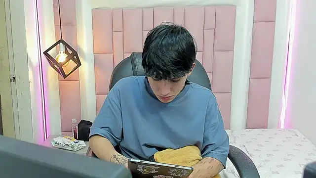 Snapshot of Iantwink18 chatting on October 10, 2025, 10:38 am Iantwink18 online show from October 10, 2025, 10:38 am