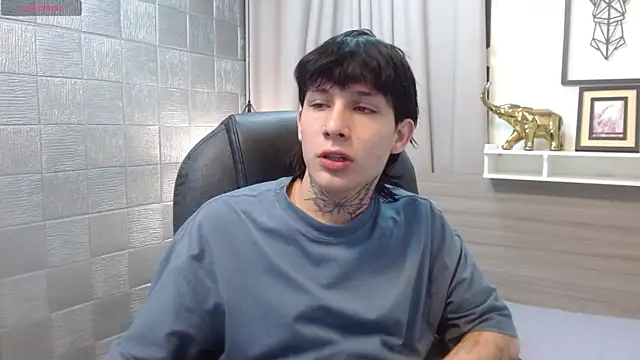 Snapshot of Iantwink18 chatting on November 14, 2025, 3:32 am Iantwink18 online show from November 14, 2025, 3:32 am