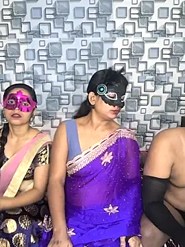 Snapshot of Family02 chatting on November 18, 2025, 4:43 pm Family02 online show from November 18, 2025, 4:43 pm