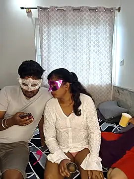 Snapshot of Family02 chatting on October 29, 2025, 6:45 am Family02 online show from October 29, 2025, 6:45 am