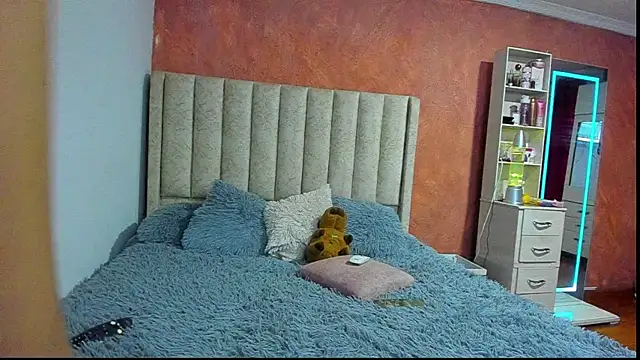 Naomi 205 online show from December 1, 2025, 6:53 pm